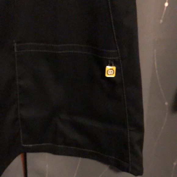 Scrubs top - WonderWink Next Brand - Mediun in Black - Picture 4 of 6
